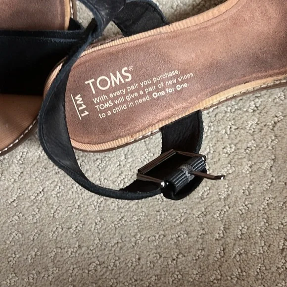 Tom’s women’s black suede sandals. Size 11. - Picture 2 of 4